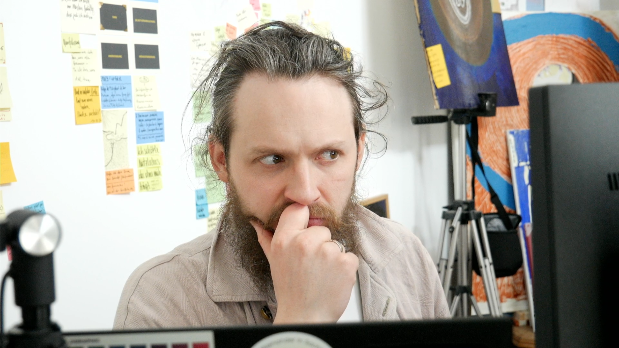 Bild von Egor Kolenkov sitzend aus an seinem Schreibtisch mit Framing von seinem Gesicht.